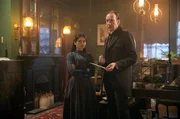 Sherlock Holmes (David Thewlis) und Amelia Rojas (Blu Hunt).
