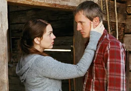 R&uuml;ckblick: Vor 10 Jahren erkl&auml;rt Benedikt (Markus B&ouml;ker) seiner gro&szlig;en Liebe Johanna (Victoria Mayer), dass er nach dem Unfalltod seines Bruders nicht bleiben kann.