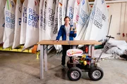 Tobi am Münchner Yachtclub Starnberg. Seine Aufgabe: Ein Segelboot knapp 30 Meter bei absoluter Windstille segeln. Tobi am Münchner Yachtclub Starnberg. Seine Aufgabe: Ein Segelboot knapp 30 Meter bei absoluter Windstille segeln.