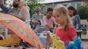 Klara (Paulina Pizarro Swartling) will auf dem Flohmarkt in der Nachbarschaft ein Meerschweinchen kaufen. Klara (Paulina Pizarro Swartling) will auf dem Flohmarkt in der Nachbarschaft ein Meerschweinchen kaufen.