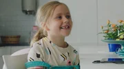 Klara (Paulina Pizarro Swartling) möchte, dass es bei Papas Arbeit nicht so langweilig ist. Klara (Paulina Pizarro Swartling) möchte, dass es bei Papas Arbeit nicht so langweilig ist.