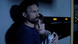 Die Ehe von Ronald (Benjamin Sadler) und Lisa (Anja Kling) steckt in der Krise.