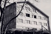 Für immer und WG Wer hat die Enten geklaut? Folge 4. Die Enkelin des Architekten, der das Haus geplant hat, gibt ein Buch über das Schaffen ihres Grossvaters heraus. Zur Vernissage wird das in die Jahre gekommene Haus besichtigt und bestaunt. Für immer und WG Wer hat die Enten geklaut? Folge 4. Die Enkelin des Architekten, der das Haus geplant hat, gibt ein Buch über das Schaffen ihres Grossvaters heraus. Zur Vernissage wird das in die Jahre gekommene Haus besichtigt und bestaunt.