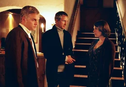 Anton (Sebastian Bezzel, li.) kann nicht fassen, dass seine Verlobte Johanna (Victoria Mayer) sich wieder seinem Bruder Benedikt (Markus B&ouml;ker) zuwendet.