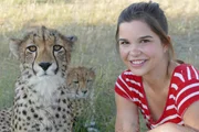 Anna besucht in Namibia die Geparde der Rettungsstation Naankuse. Die zwei Raubkatzen sind 9 Monate alt und in ein paar Wochen ausgewachsen.