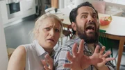 Mama (Maria Dundbom) und Papa (Bashkim Neziraj) wundern sich über das Meerschweinchen in ihrer Wohnung. Mama (Maria Dundbom) und Papa (Bashkim Neziraj) wundern sich über das Meerschweinchen in ihrer Wohnung.