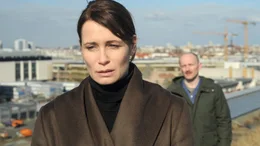 Modedesignerin Lisa (Anja Kling) wird bedroht. Ihr Prokurist Stefan (Moritz Grove) hilft ihr.