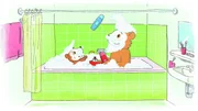Bobo spielt mit Papa in der Badewanne.