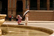 In Sevilla versuchen Touristinnen und Touristen, sich vor der sengenden Mittagssonne mit Sonnenschirmen zu schützen. Im Sommer werden hier Temperaturen von bis zu 45 Grad und mehr erreicht. In Sevilla versuchen Touristinnen und Touristen, sich vor der sengenden Mittagssonne mit Sonnenschirmen zu schützen. Im Sommer werden hier Temperaturen von bis zu 45 Grad und mehr erreicht.