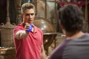 Erik (l.) (Alex Cubis) hat Zac (Chai Romruen) den Stein des Dreizacks weggenommen und will dessen Kräfte für seine Zwecke einsetzen. Erik (l.) (Alex Cubis) hat Zac (Chai Romruen) den Stein des Dreizacks weggenommen und will dessen Kräfte für seine Zwecke einsetzen.