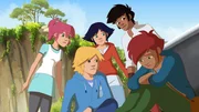 Monica (re.) hat Angst vor Pferden. Anna, Nico, Lena und Angelo (v.li.) stehen ihr bei.
