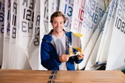 Tobi am Münchner Yachtclub Starnberg. Seine Aufgabe: Ein kleines Segelboot knapp 30 Meter bei absoluter Windstille segeln. Tobi am Münchner Yachtclub Starnberg. Seine Aufgabe: Ein kleines Segelboot knapp 30 Meter bei absoluter Windstille segeln.