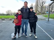 Lucas (r.) und Lennard (l.) verbringen jedes zweite Wochenende bei ihrem Vater Safet (M.). Spaß und Sport sind dann angesagt. Die Jungs leben im sogenannten Residenzmodell überwiegend bei ihrer Mutter. Lucas (r.) und Lennard (l.) verbringen jedes zweite Wochenende bei ihrem Vater Safet (M.). Spaß und Sport sind dann angesagt. Die Jungs leben im sogenannten Residenzmodell überwiegend bei ihrer Mutter.