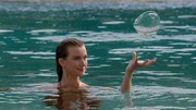 Ondina (Isabel Durant) hat von ihrem Schwarm eine neue Aufgabe erhalten. Sie unterrichtet von nun an junge Meerjungfrauen. Gerade führt sie ihren Schülerinnen einen Trick mit einer Wasserblase vor. Ondina (Isabel Durant) hat von ihrem Schwarm eine neue Aufgabe erhalten. Sie unterrichtet von nun an junge Meerjungfrauen. Gerade führt sie ihren Schülerinnen einen Trick mit einer Wasserblase vor.