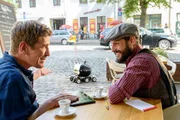 Fritz Fuchs (Guido Hammesfahr, li.) und Gigi (Manuel Cortez, re.) testen die Intelligenz von Schlauto und machen eine erste Probefahrt.