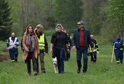 Mutter Corinna Ott (Katharina Wackernagel, 2.v.l.), Försterin Saskia Bergelt (Teresa Weißbach, 3.v.l.) mit Hund Wolke, Kommissarin Karina Szabo (Lara Mandoki, 4.v.l.) und Onkel Ralph Ott (Götz Schubert, 3.v.r.) starten eine Suchaktion nach einem verschwundenen Mädchen. Mutter Corinna Ott (Katharina Wackernagel, 2.v.l.), Försterin Saskia Bergelt (Teresa Weißbach, 3.v.l.) mit Hund Wolke, Kommissarin Karina Szabo (Lara Mandoki, 4.v.l.) und Onkel Ralph Ott (Götz Schubert, 3.v.r.) starten eine Suchaktion nach einem verschwundenen Mädchen.