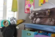 Rabe Rudi und der Koffer haben Angst vor dem bösen Zauberer Knalldemort. Ob das Sieb sie vor ihm schützen kann? Rabe Rudi und der Koffer haben Angst vor dem bösen Zauberer Knalldemort. Ob das Sieb sie vor ihm schützen kann?