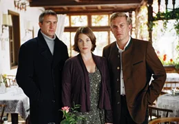 Zwischen zwei M&auml;nnern: Johanna (Victoria Mayer) mit Benedikt (Markus B&ouml;ker, li.) und seinem Bruder Anton (Sebastian Bezzel).
