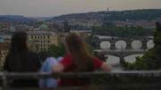 Prag bietet von seinen zahlreichen Hügeln einen wunderbaren Blick auf die Moldau und die Brücken. Prag bietet von seinen zahlreichen Hügeln einen wunderbaren Blick auf die Moldau und die Brücken.