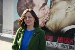 Anna Grosskopf, Kuratorin Br&ouml;han Museum Berlin, vor dem Bruderkuss an der East Side Gallery in Berlin.