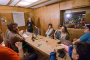 Für immer und WG Willkommen im fragilen Paradies Folge 1 Die WG hält eine Sitzung ab: Wer soll als neues WG-Mitglied einziehen? Und welche Aufgaben gilt es zu verteilen? Für immer und WG Willkommen im fragilen Paradies Folge 1 Die WG hält eine Sitzung ab: Wer soll als neues WG-Mitglied einziehen? Und welche Aufgaben gilt es zu verteilen?