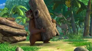 Balu beim Gewichtheben mit Baumstämmen Balu beim Gewichtheben mit Baumstämmen