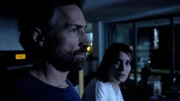 Die Ehe von Ronald (Benjamin Sadler) und Lisa (Anja Kling) steckt in der Krise.