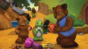 Franklin und Bär bauen für ihre kleinen Schwestern eine nagelneue Rennmaschine. Die beiden sollen auch endlich an den heißgeliebten Flitzerrennen teilnehmen können. Franklin und Bär bauen für ihre kleinen Schwestern eine nagelneue Rennmaschine. Die beiden sollen auch endlich an den heißgeliebten Flitzerrennen teilnehmen können.