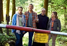 Katharina (Katharina Leonore Goebel), Bernhard (Dominic Raacke), Hannes (Heio von Stetten, 2.v.re.) und Johanna (Carin C. Tietze, re.) stehen vor einem erneuten Problem.