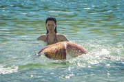 Weilan (Linda Ngo, l.) hatte ihre Zweifel, dass Ondina unentdeckt aus dem Mondsee fliehen kann. Aber Ondina (Isabel Durant, r.) hat es in letzter Minute geschafft und taucht bei Weilan auf. Weilan (Linda Ngo, l.) hatte ihre Zweifel, dass Ondina unentdeckt aus dem Mondsee fliehen kann. Aber Ondina (Isabel Durant, r.) hat es in letzter Minute geschafft und taucht bei Weilan auf.