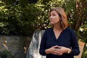 Für immer und WG Fremde Männer im Garten Folge 3 Eine Denkmalpflegerin schaut sich das WG-Haus an und weiss es zu schätzen. Für immer und WG Fremde Männer im Garten Folge 3 Eine Denkmalpflegerin schaut sich das WG-Haus an und weiss es zu schätzen.
