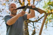 F&uuml;r immer und WG Streitpunkt: Gartenlounge Folge 2 Hausabwart Ueli bei der Gartenarbeit, die er gerne anf&auml;ngt, aber selten zu Ende macht, weil er immer gleichzeitig auf mehreren Hochzeiten tanzt. Copyright: SRF