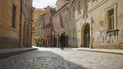 Die romantischen Gassen Prags laden ein, sich zu verlieren. In der Stadt kann man sich auch in ihrer Popkultur verlieren - ganz kafkaesk. Die romantischen Gassen Prags laden ein, sich zu verlieren. In der Stadt kann man sich auch in ihrer Popkultur verlieren - ganz kafkaesk.