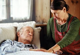 Maria (Gertrud Roll) steht ihrem Mann Max (Kurt Weinzierl) in den letzten Stunden seines Lebens bei.
