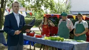 Jetzt geht er los, der einzigartige Kartoffelwettbewerb. Am Start: Fritz Fuchs (Guido Hammesfahr, hinten rechts), Nachbar Paschulke (Helmut Krauss, hinten Mitte), Potatoe-Pamela (Jana Pallaske, hinten links) alle ordentlich ĂĽberwacht vom pingeligen Herrn Kluthe (Holger Handtke, links). Jetzt geht er los, der einzigartige Kartoffelwettbewerb. Am Start: Fritz Fuchs (Guido Hammesfahr, hinten rechts), Nachbar Paschulke (Helmut Krauss, hinten Mitte), Potatoe-Pamela (Jana Pallaske, hinten links) alle ordentlich ĂĽberwacht vom pingeligen Herrn Kluthe (Holger Handtke, links).Â