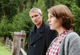 Johanna (Victoria Mayer) weiss nicht, ob sie sich erneut auf eine Liebe zu Benedikt (Markus B&ouml;ker) einlassen soll.