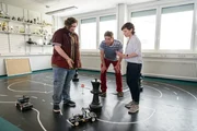 Kevin (Steven Preisner, li.), Fritz Fuchs (Guido Hammesfahr, Mi.) und Pauline (Daniela Preu&szlig;, re.) sind im Institut f&uuml;r Intelligenz. Pauline zeigt Fritz wie weit die Entwicklung der selbstfahrenden Autos bei ihnen ist. Fritz ist fasziniert und m&ouml;chte mitforschen.