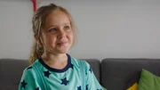 Wie kann Klara (Paulina Pizarro Swartling) den Erwachsenen beibringen, dass man jemanden nur umarmen muss, wenn man das auch wirklich will? Wie kann Klara (Paulina Pizarro Swartling) den Erwachsenen beibringen, dass man jemanden nur umarmen muss, wenn man das auch wirklich will?