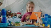 Klara (Paulina Pizarro Swartling) möchte gerne mit ihrer Familie spielen. Klara (Paulina Pizarro Swartling) möchte gerne mit ihrer Familie spielen.