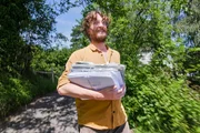 F&uuml;r immer und WG Streitpunkt: Gartenlounge Folge 2 Luke schn&uuml;rt sein erstes Altpapierb&uuml;ndel. Ein weiterer Schritt, sich in der Schweiz heimisch zu f&uuml;hlen?