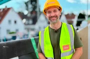 Fertighaus-Boom trotz Baukrise: Reporter Daniel Aßmann begleitet Familien, prüft Tempo, Planbarkeit und Kosten. Fertighaus-Boom trotz Baukrise: Reporter Daniel Aßmann begleitet Familien, prüft Tempo, Planbarkeit und Kosten.