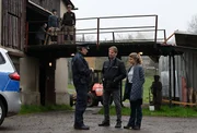 Hauptkommissar Robert Winkler (Kai Scheve, 2.v.r.) und seine Kollegin Karina Szabo (Lara Mandoki, r.) besuchen das Grundstück der Familie Ott, wo Polizeihauptmeister Wagner (Thomas Bading, 3.v.l.) schon die Suche nach der verschwundenen Tochter Mia Ott eingeleitet hat. Bruder Moritz Ott (Claude Albert Heinrich, l.) und Vater Frank Ott (Peter Schneider, 2.v.l.) beobachten das Geschehen. Hauptkommissar Robert Winkler (Kai Scheve, 2.v.r.) und seine Kollegin Karina Szabo (Lara Mandoki, r.) besuchen das Grundstück der Familie Ott, wo Polizeihauptmeister Wagner (Thomas Bading, 3.v.l.) schon die Suche nach der verschwundenen Tochter Mia Ott eingeleitet hat. Bruder Moritz Ott (Claude Albert Heinrich, l.) und Vater Frank Ott (Peter Schneider, 2.v.l.) beobachten das Geschehen.