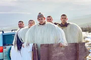 Als Teil der bulgarischen Identität schafft das Kukeri-Ritual besonders in den rauen Bergregionen der Rhodopen Zusammenhalt und Zuversicht. Als Teil der bulgarischen Identität schafft das Kukeri-Ritual besonders in den rauen Bergregionen der Rhodopen Zusammenhalt und Zuversicht.