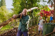 Für immer und WG Fremde Männer im Garten Folge 3 Ueli (l.) sieht das Fällen der Bäume als Gelegenheit, den Garten neu zu gestalten. Für immer und WG Fremde Männer im Garten Folge 3 Ueli (l.) sieht das Fällen der Bäume als Gelegenheit, den Garten neu zu gestalten.