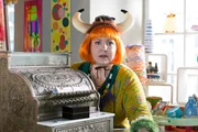 Was ist nur mit Hexe Elsebö (Mackie Heilmann) los? Sie hat sich verkleidet und will nun Blicki heißen. Was ist nur mit Hexe Elsebö (Mackie Heilmann) los? Sie hat sich verkleidet und will nun Blicki heißen.