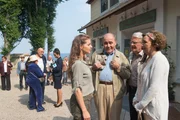 Geschafft! Die Gewinner der exklusiven Reise sind endlich an der Schlei angekommen. Johanna (Yvonne Catterfeld, M.), Heinz (Lambert Hamel, 3.v.r.), Walter (Peter Sattmann, 2.v.r.) und Tante Finchen (Gila von Weitershausen, r.) verabreden sich schon mal f&uuml;r nachher zum Abendessen, w&auml;hrend Reiseleiterin Lisa Wagner (Stephanie Stumph, 5.v.l.) die G&auml;ste in ihre Zimmer einweist.