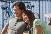 Zac (Chai Romruen) und Evie (Gemma Forsyth) genießen entspannt den Tag im Ocean Café. Zac (Chai Romruen) und Evie (Gemma Forsyth) genießen entspannt den Tag im Ocean Café.