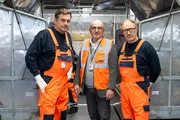 Von links: Sebastian Bezzel, Matthias Reubel (Gepäckabfertigung) und Simon Schwarz. Von links: Sebastian Bezzel, Matthias Reubel (Gepäckabfertigung) und Simon Schwarz.