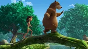 Balu findet es gar nicht lustig, dass sich Mogli über seine mäßige Fitness amüsiert. Um zu beweisen, dass er sehr wohl fit ist, fordert er Mogli zu einem Wettkampf heraus. Balu findet es gar nicht lustig, dass sich Mogli über seine mäßige Fitness amüsiert. Um zu beweisen, dass er sehr wohl fit ist, fordert er Mogli zu einem Wettkampf heraus.
