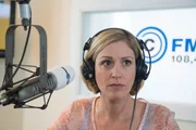 Im Radio soll Christine (Julia Stinshoff) über ihre erste beste Freundin erzählen. Im Radio soll Christine (Julia Stinshoff) über ihre erste beste Freundin erzählen.